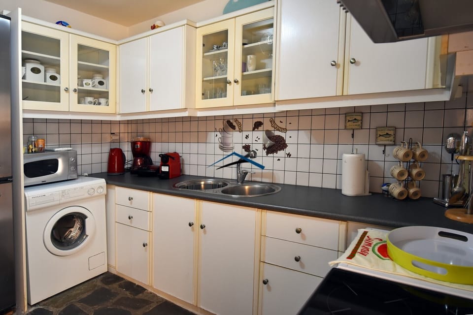 The fully equipped kitchen