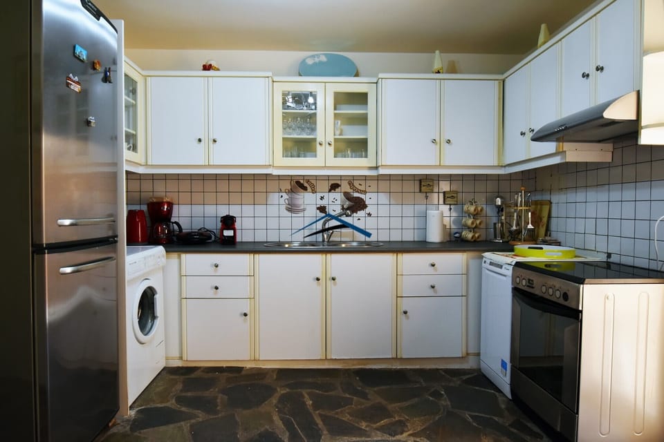 The fully equipped kitchen