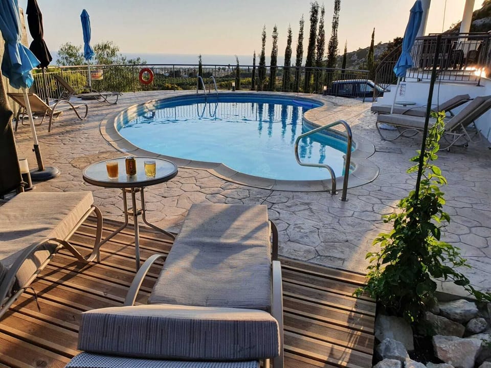 6 luxurious sunbed mattresses, with extra thick and comfortable mattresses 
