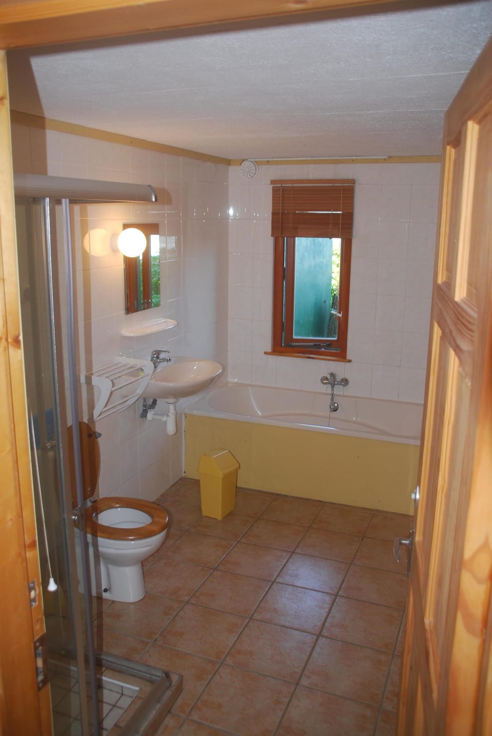 Bathroom adjacent to twin