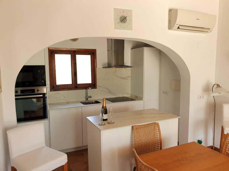 New Kitchen 2024.
Oven, Microwave, Dishwasher, Hob, Island. Air conditioned.
