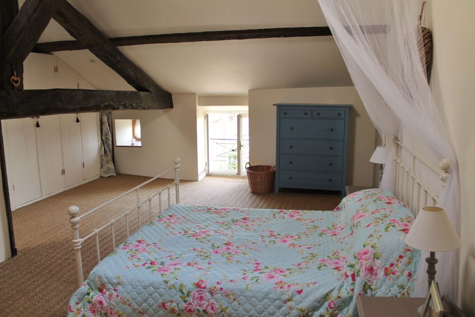 Main bedroom with ensuite bath