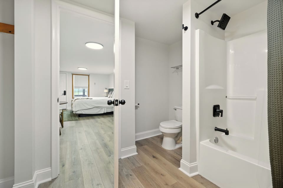 Basic Room, 1 King Bed, Non Smoking | Bathroom | Hair dryer, towels, soap, shampoo