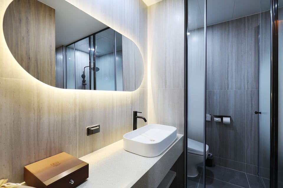 Deluxe Room, 1 King Bed, Non Smoking | Bathroom | Free toiletries, hair dryer, bathrobes, slippers