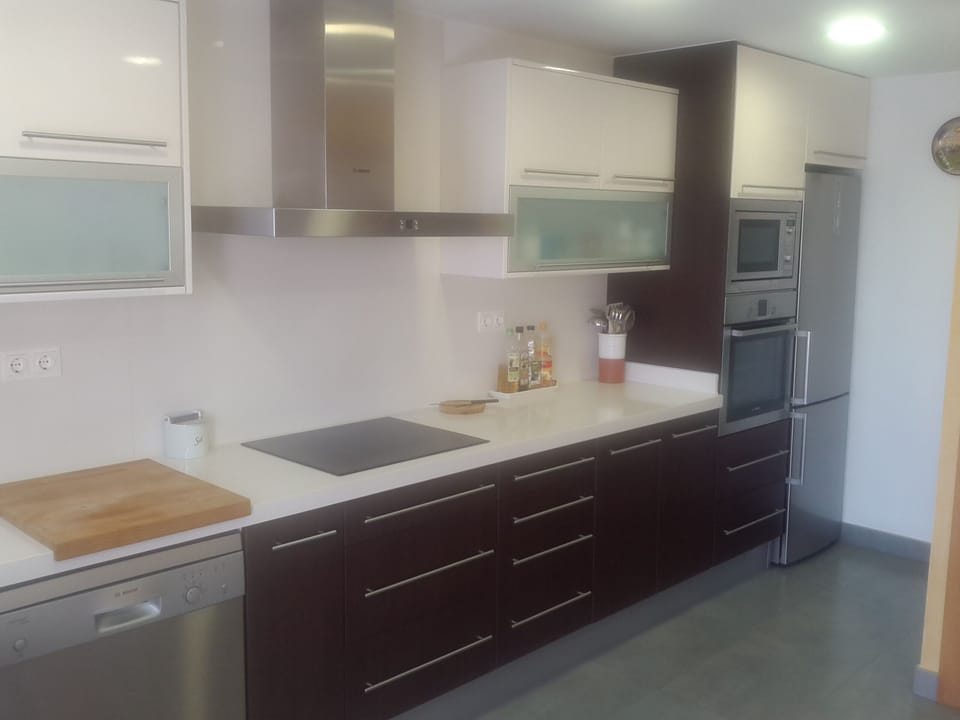Wall oven microwave, Pyrolysis oven, Fridge + no-frost Freezer.