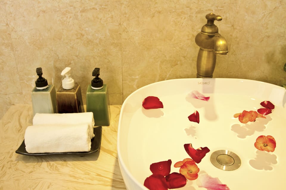 Standard Double Room, 1 King Bed, Garden View | Bathroom amenities | Shower, rainfall showerhead, free toiletries, slippers