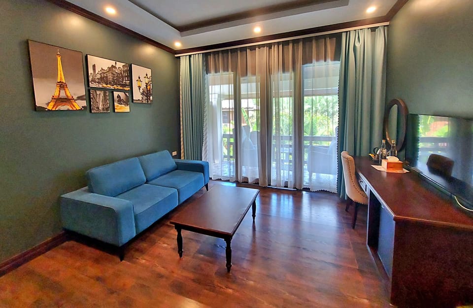 Luxury Double Room, 1 King Bed, Pool View | In-room safe, desk, blackout drapes, soundproofing