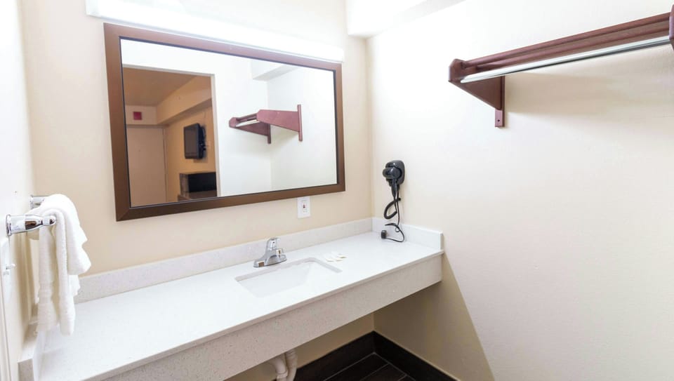 Combined shower/tub, free toiletries, towels, soap