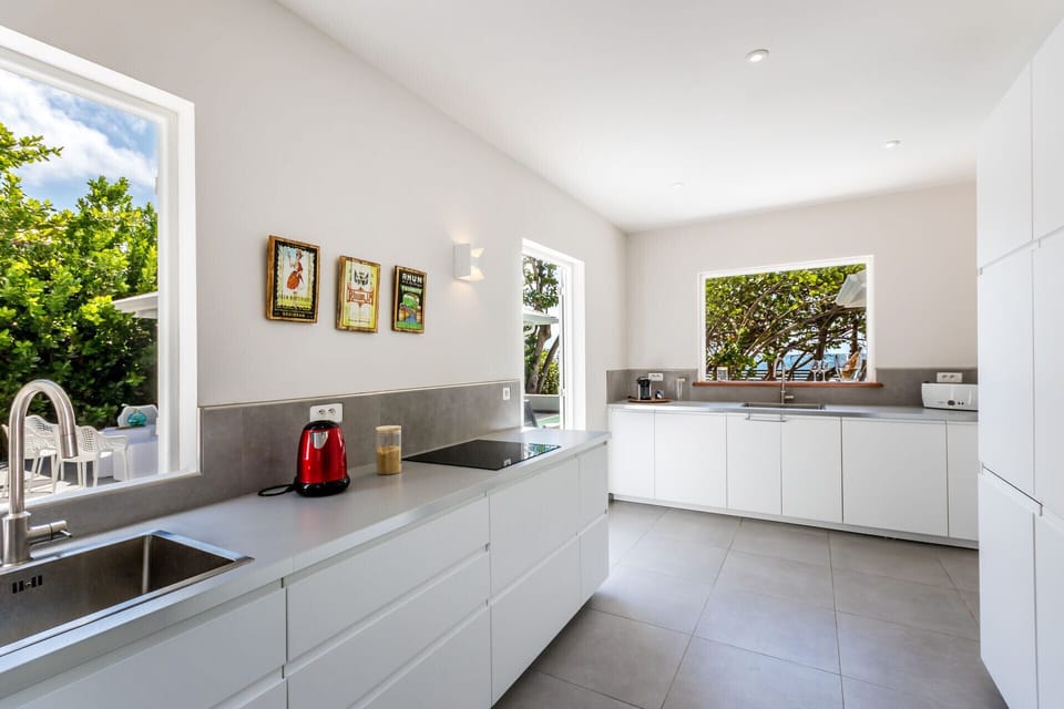 The kitchen is a convivial place and fully equipped to accommodate 13 people. You will take pleasure in preparing nice Martinique recipes.