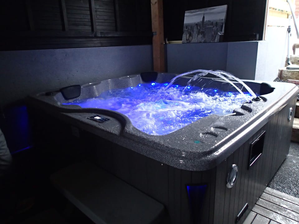 Indoor spa tub