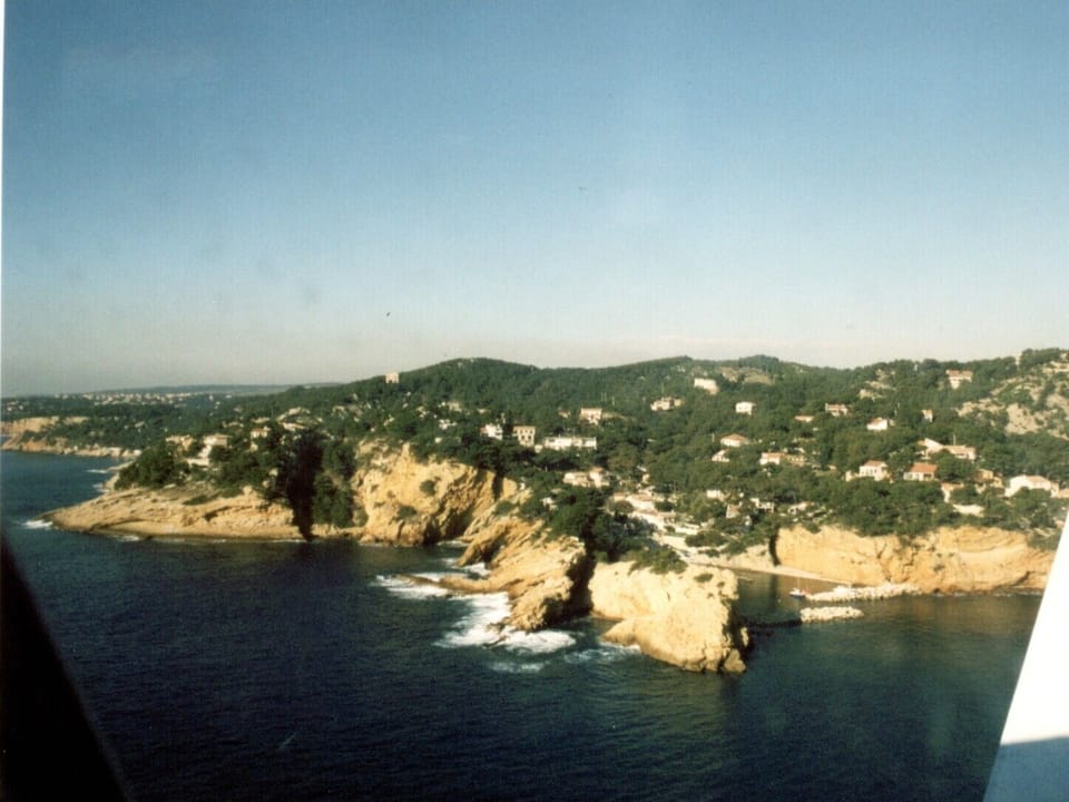 Overlooking the little port, 60 m2 gîte with incredible view, large garden  Cottage in Provence-Alpes-Côte d'Azur