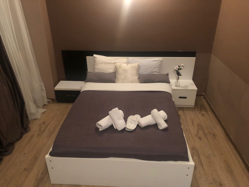 Standard Double Room, Balcony | Desk, soundproofing, iron/ironing board, free WiFi