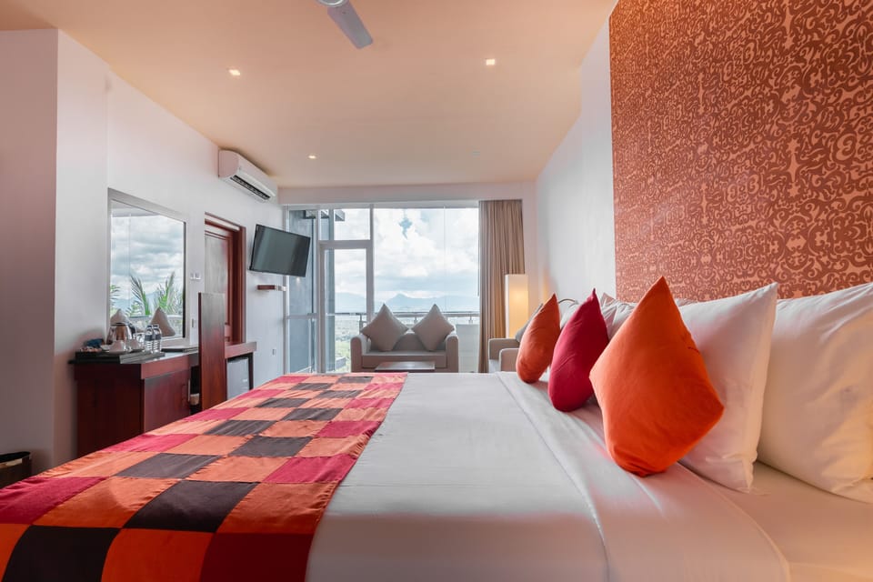 Minibar, in-room safe, individually decorated, individually furnished