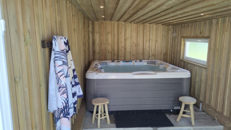 Indoor spa tub