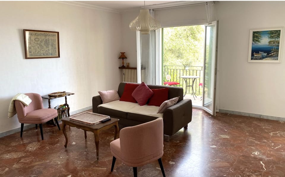 Salon avec grand balcon vue mer