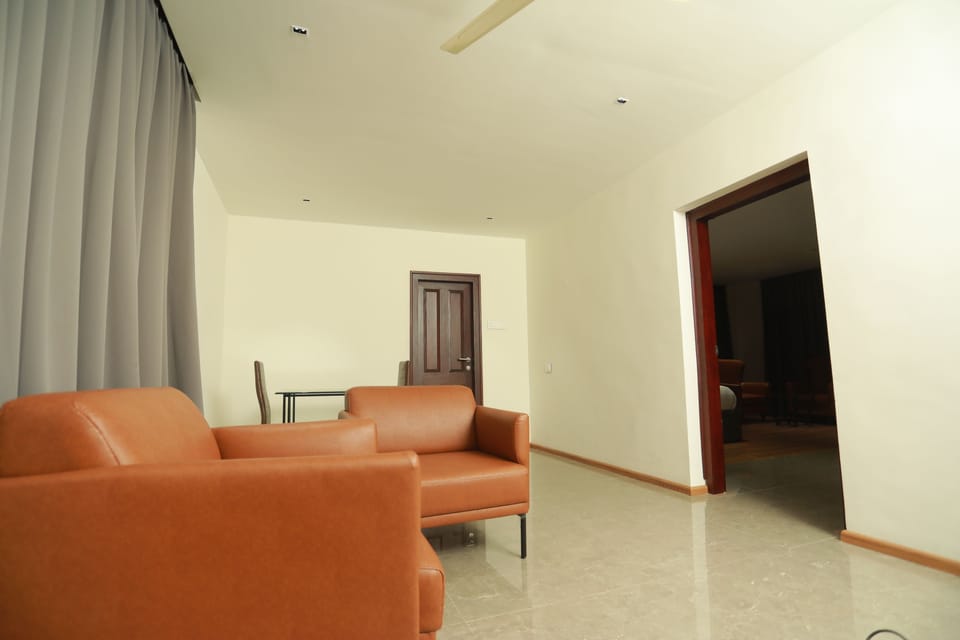 Deluxe Suite, 1 Queen Bed, Accessible, Non Smoking | Living area | LED TV