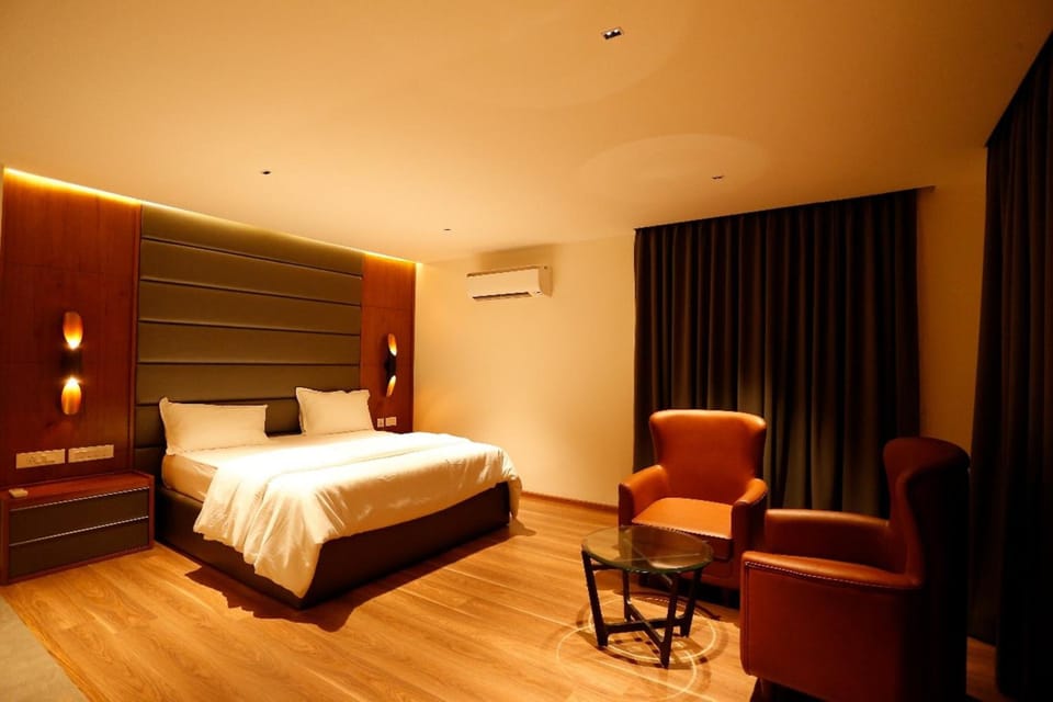 Desk, rollaway beds, free WiFi
