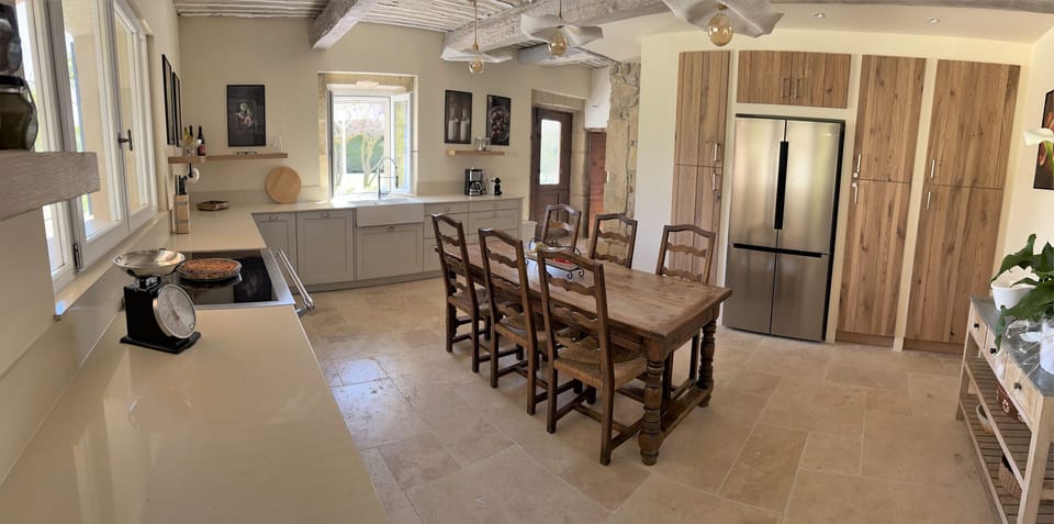 LES VIGNERES vacation rental, Provencal farmhouse to rent with comfortable dining room for 10 people. Online reservation with Plaisirs & Maisons de Provence