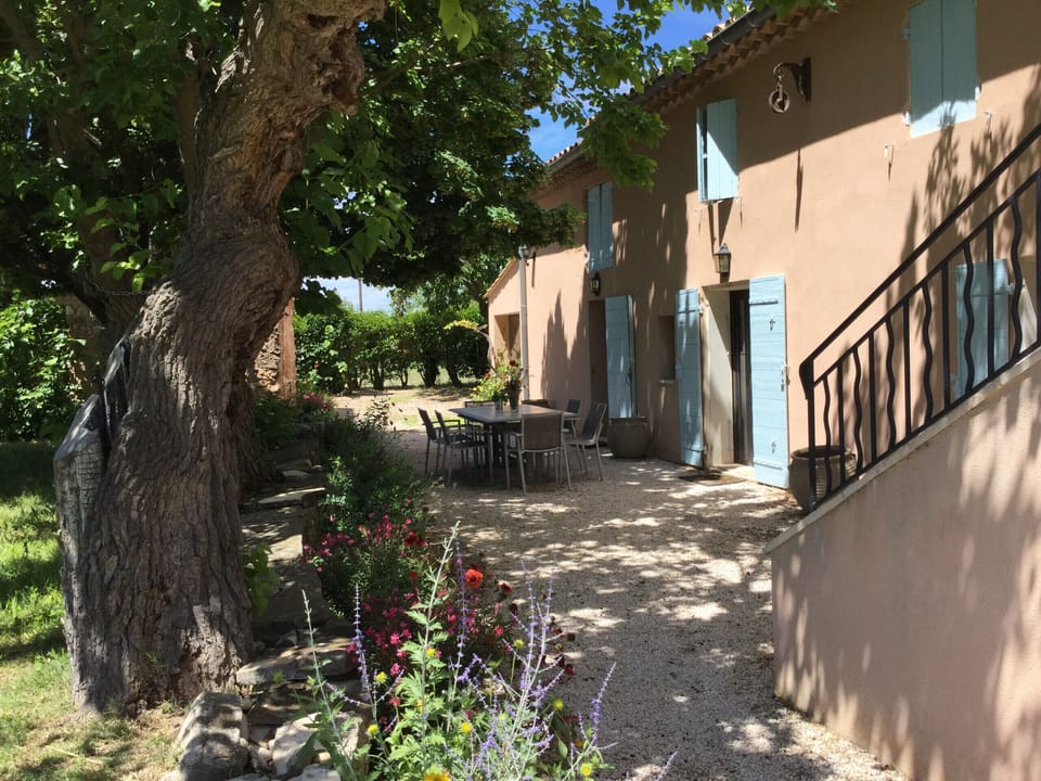 VENELLES holiday rental, Provençal farmhouse to rent with all outdoor comfort. 10 people Online reservation with Plaisirs & Maisons de Provence