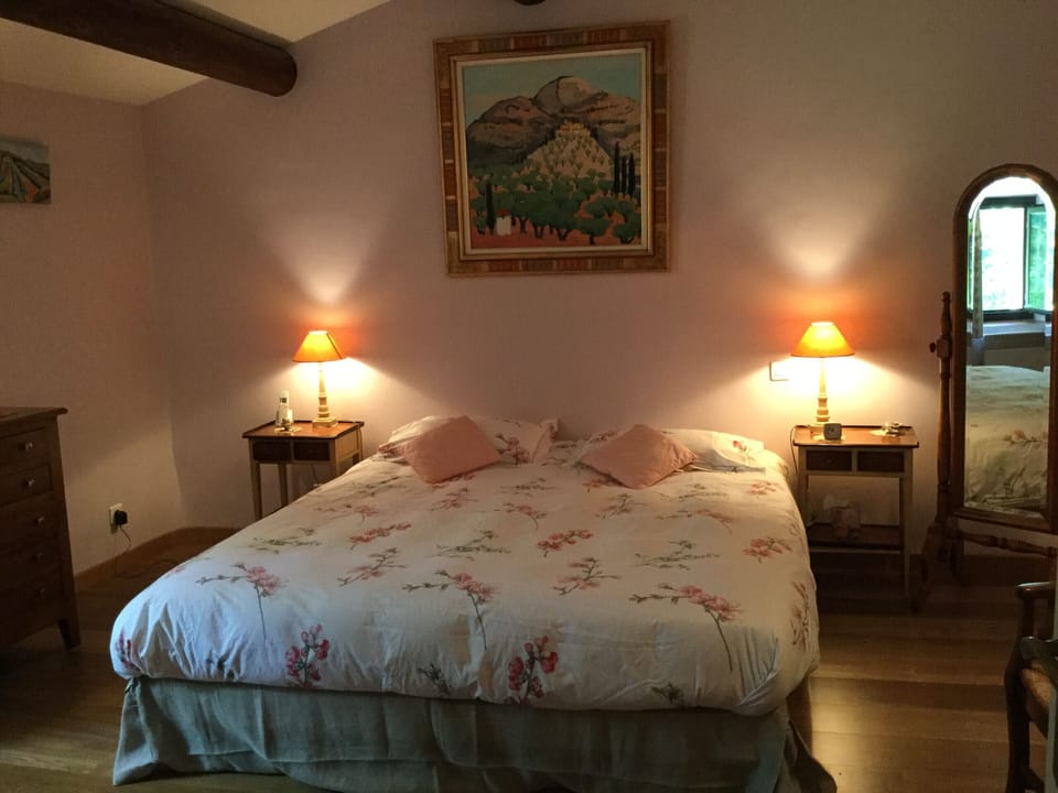 VENELLES vacation rental, Provençal farmhouse to rent with all comfort, 5 bedrooms. 10 people Online reservation with Plaisirs & Maisons de Provence