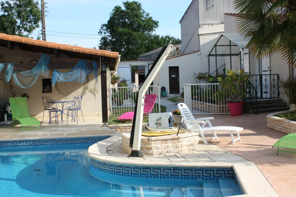 piscine  eet balcon du gîte