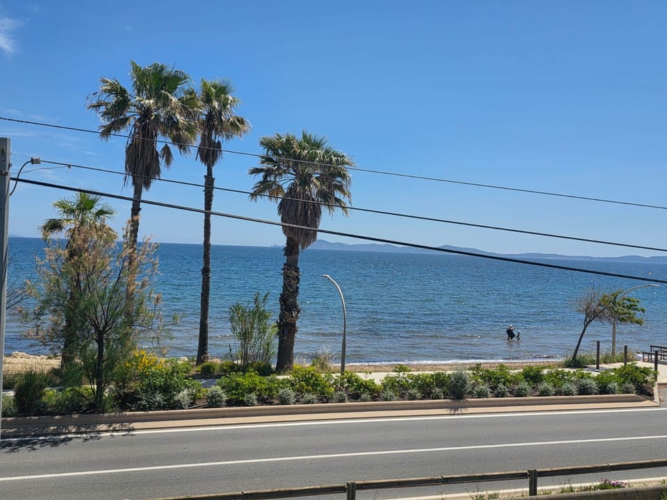 Beautiful 3-bedroom (sleeps 8) located on the seaside facing Porquerolles island Apartment in Hyères