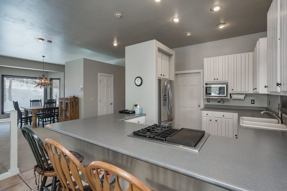 Kitchen & Dining Area