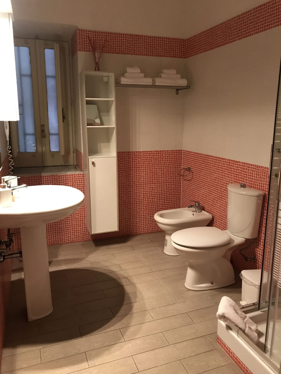 Double Room | Bathroom | Shower, free toiletries, hair dryer, bidet