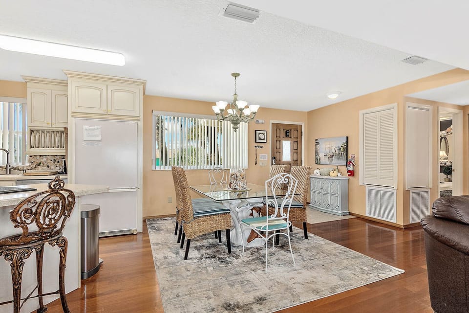 Upstairs Dining
Table for 6 plus 4 pull-up chairs and 2 barstools