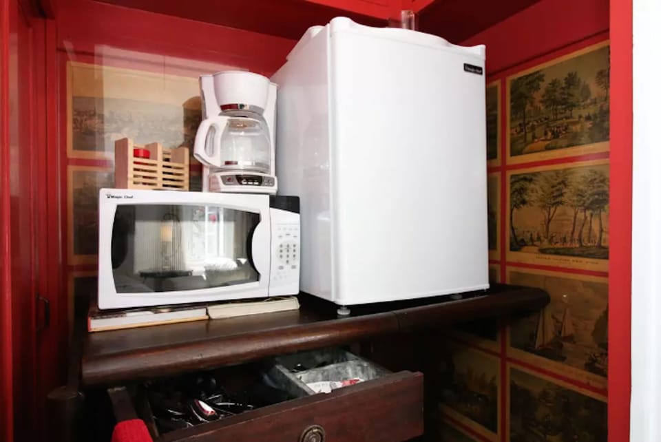 You'll find napkins, a pan,  bowels, etc. in the kitchenette cabinet.