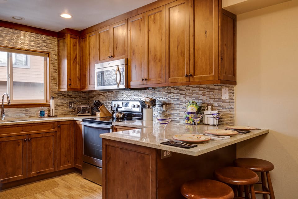 fully stocked kitchen, Winterpoint 24 www.skiingbreck.com