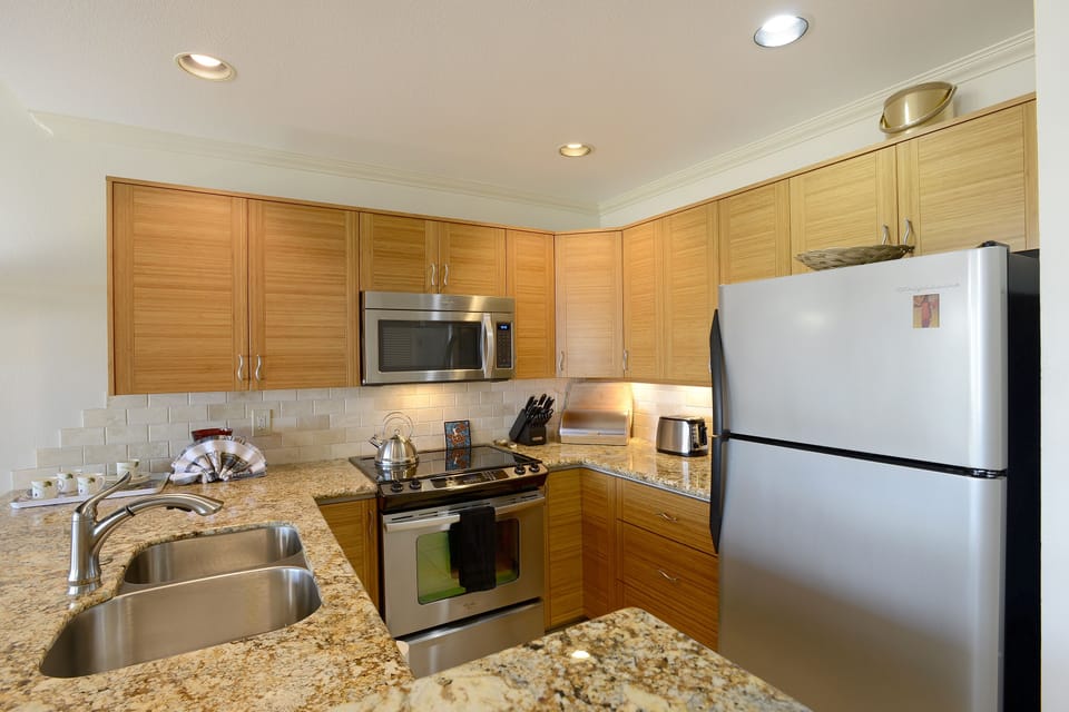 Stainless appliances, granite counters