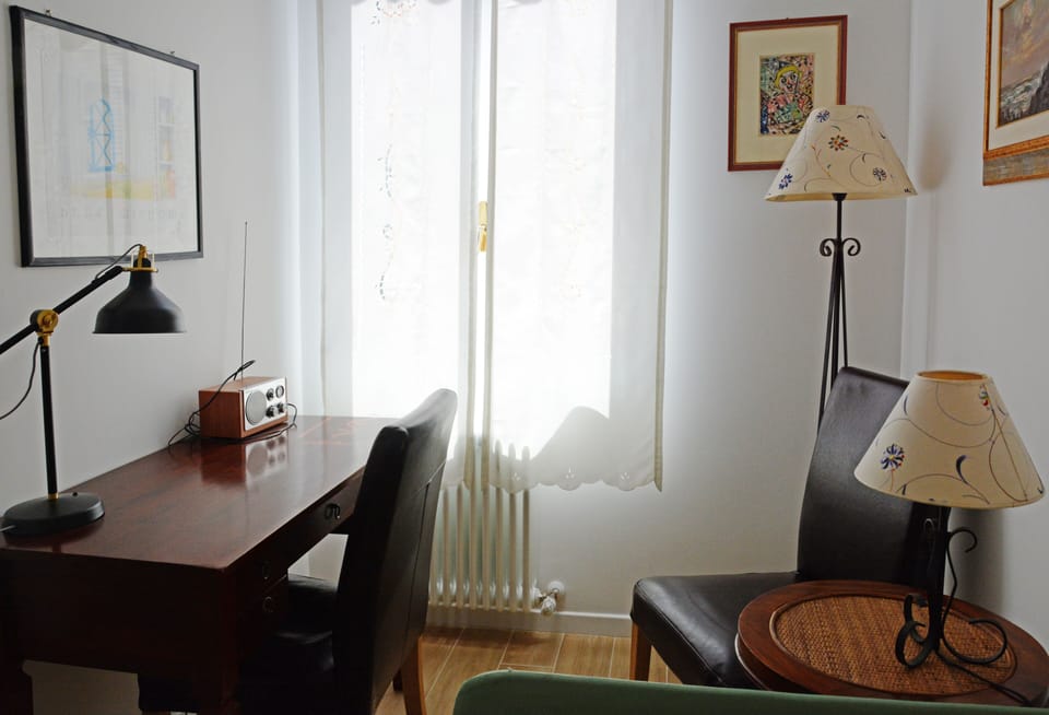 Room 3: the desk.