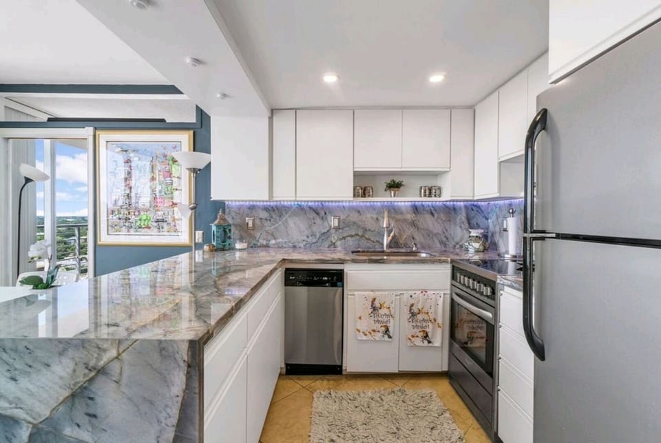 Beautiful Full Size Kitchen, Stainless Steel Appliances, Quartzite Counter Tops