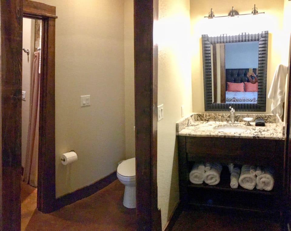 #1 Queen Bathroom w/Private Vanity and Bathroom