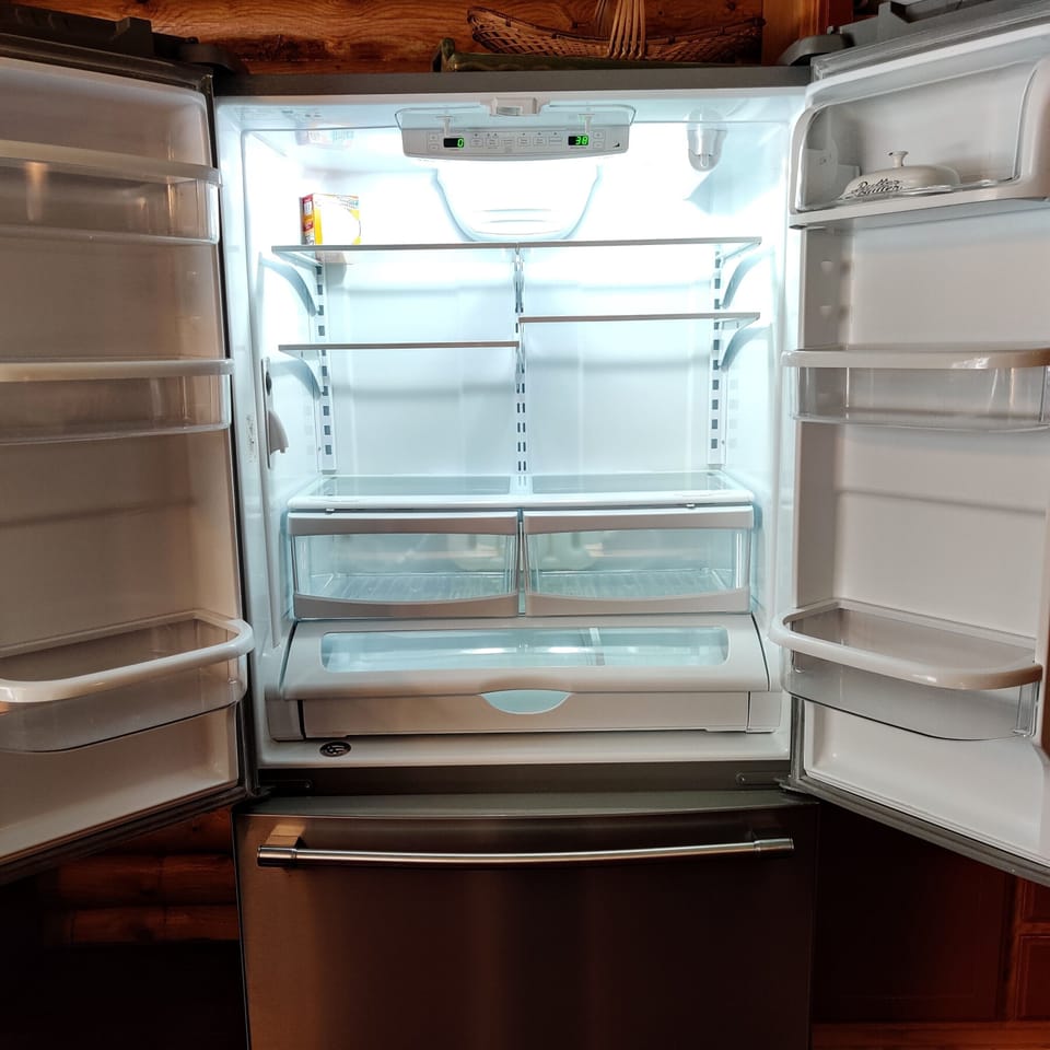 Spacious French Door refrigerator, ice maker in the bottom freezer 