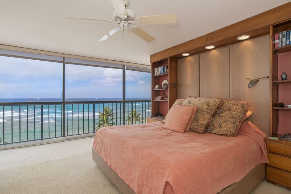 Lull yourelf to sleep in the master bedroom with the sound of the ocean.