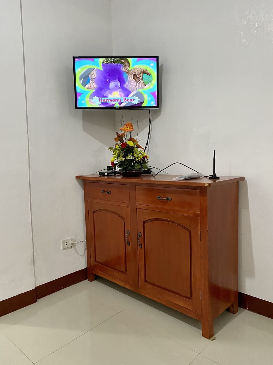 LCD TV with TV Plus Antenna