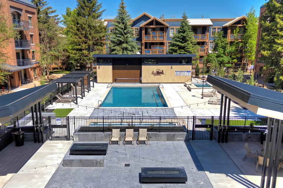 New-Pool, Hot Tubs, BBQ Dining Area, Putting Green, Horse Shoes, Bocce Ball