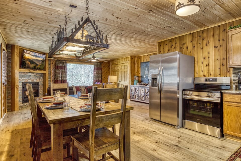 Cabin in the Smokies "Lakeview" - Dining area and kitchen