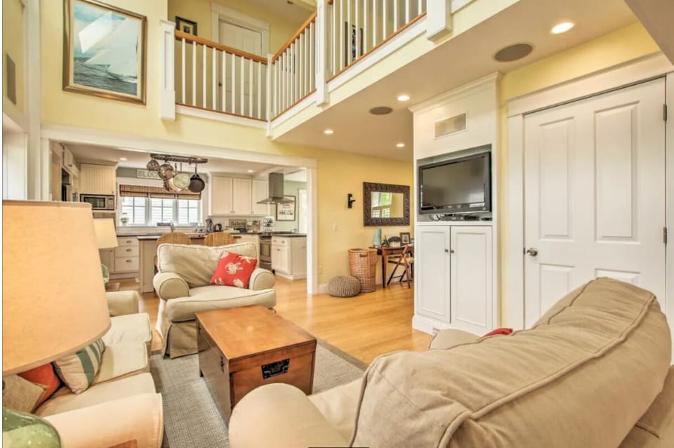 Great room to Kitchen