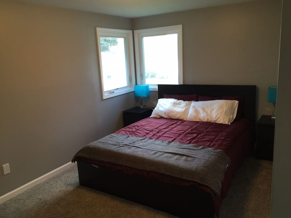 Upper-level queen bed
