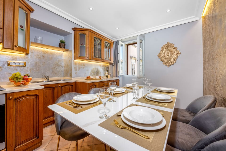 City Apartment, City View | Private kitchen | Coffee/tea maker, full-size fridge, microwave, oven