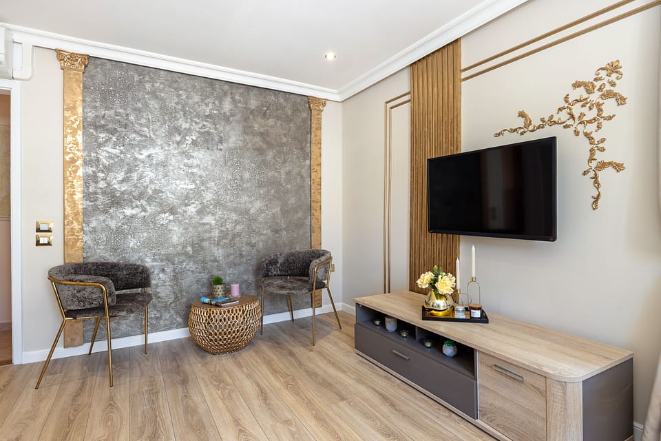 City Apartment, City View | Living area | Smart TV, Netflix