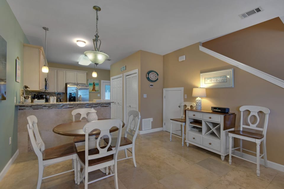 Dining area with seating for six with 2 bar stools