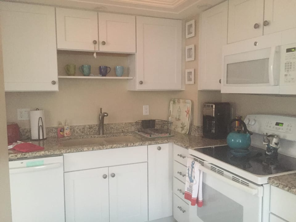 Fully equipped kitchen!
Granite countertops.