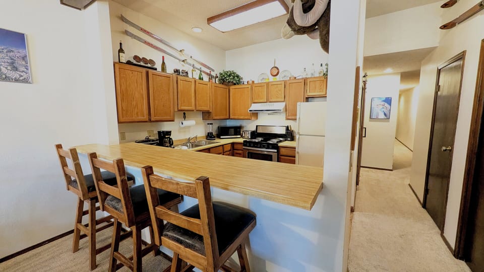 Beaver Creek West Condo #16 kitchen with breakfast bar