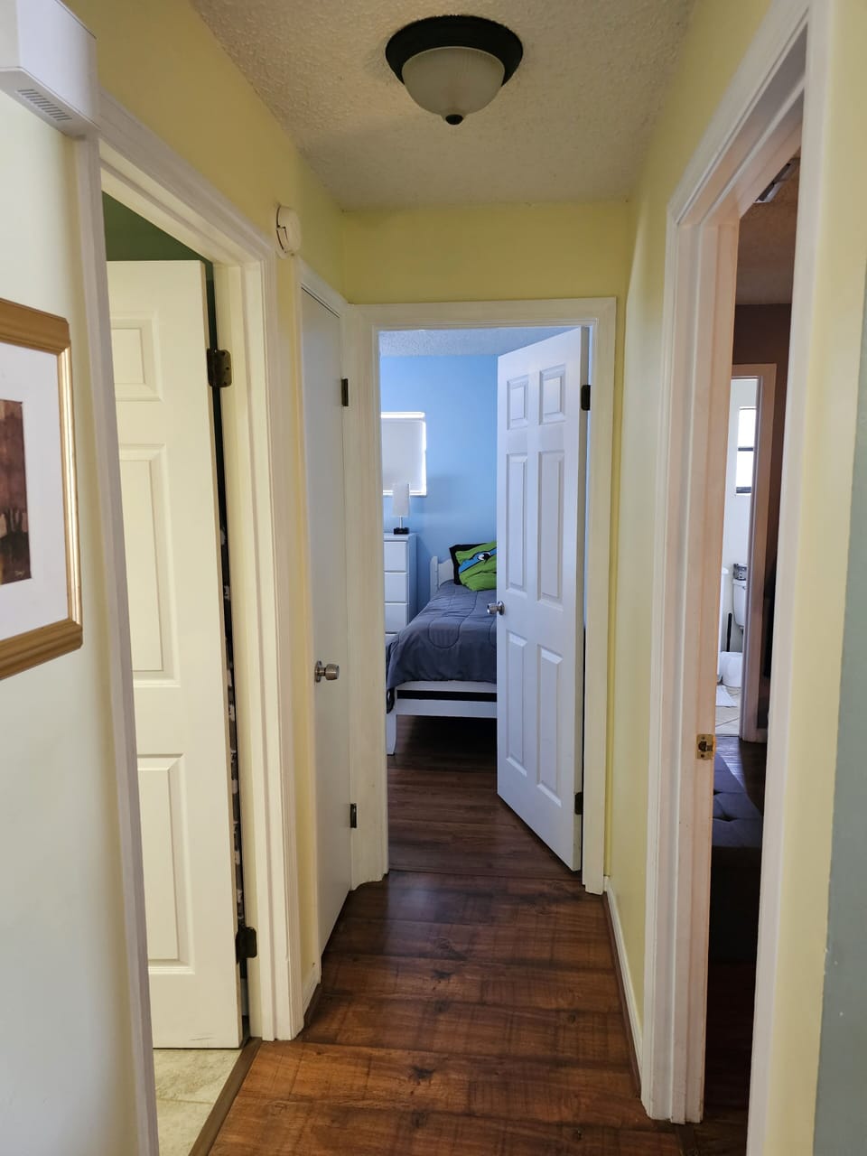 hallway right king room, straight ahead queen room, left hall bath with tub