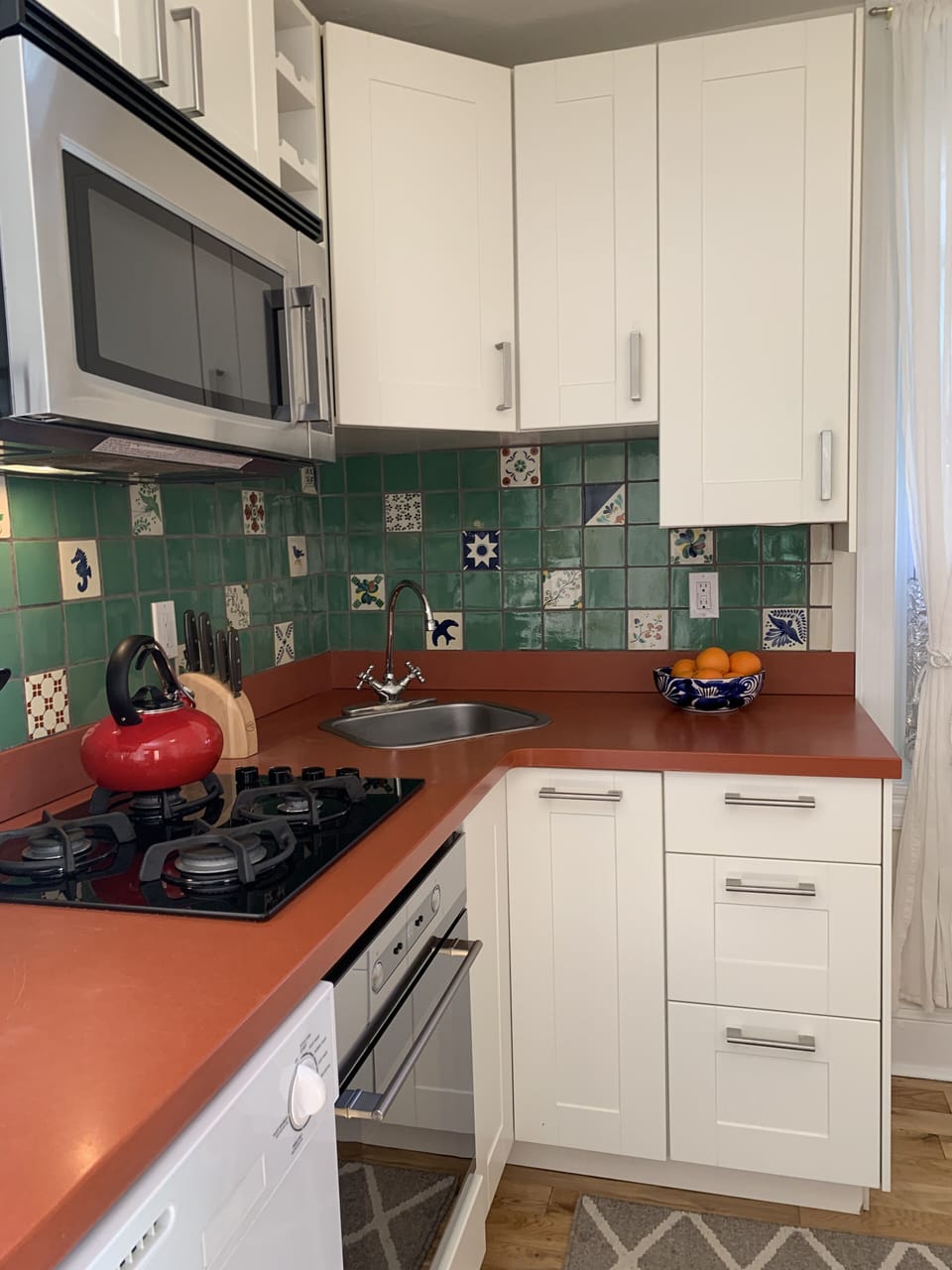 Kitchen: oven, range, full-sized fridge, microwave, dishwasher, coffee machine 
