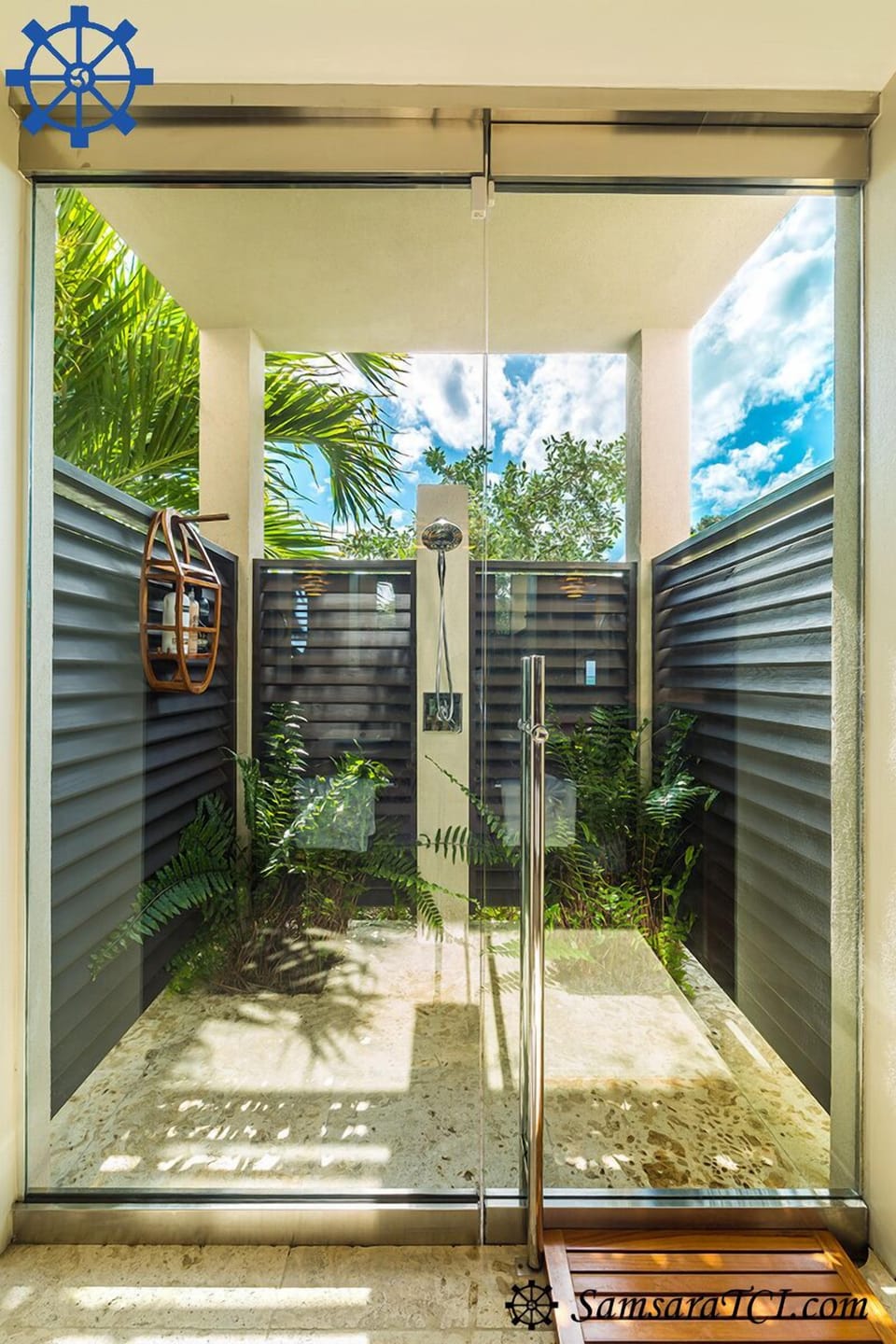 Alfresco deluxe shower with luxury products.